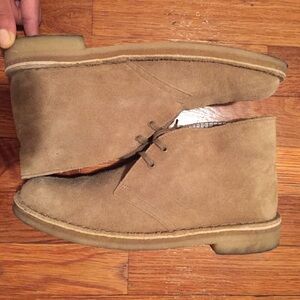 Beige suede clarks. Size 7.5 9/10 worn once.